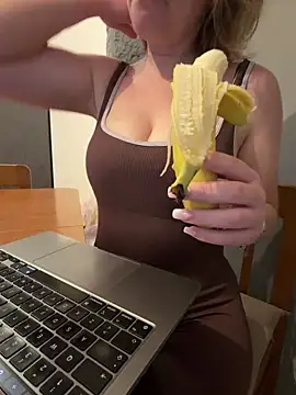 Kimmeow online show from April 27, 4:48 pm