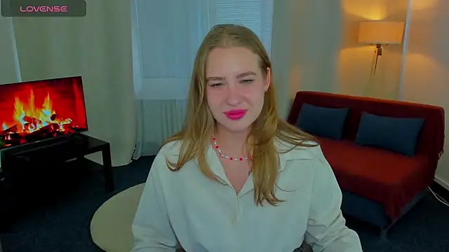 ElaraBloom online show from October 31, 2:10 pm