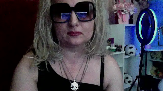 xHot Amazonq online show from March 4, 10:16 pm