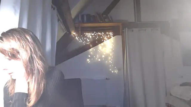 MissDyannis online show from April 10, 6:47 pm