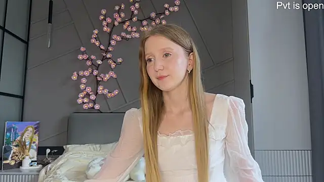 MiraJuicyJune online show from May 29, 4:32 am