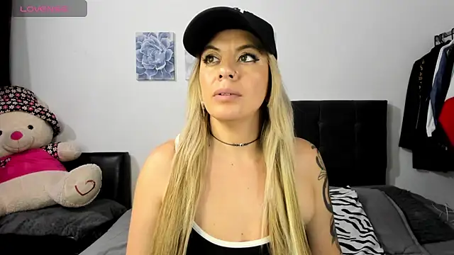 ariannawil online show from April 19, 12:10 am