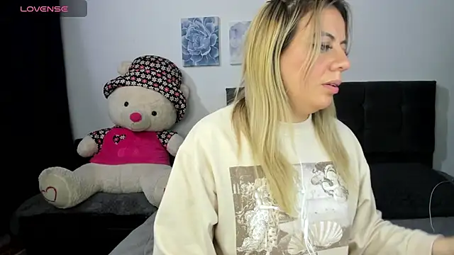 ariannawil online show from April 16, 12:11 am