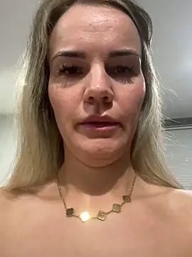 Cutebrowneyes  online show from February 3, 10:12 pm