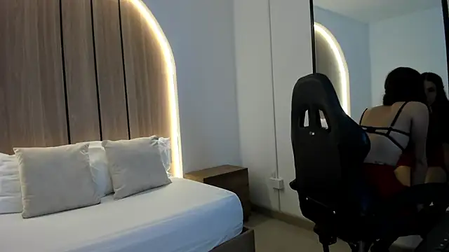 cloee20  online show from December 2, 2:35 am