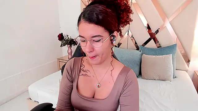 avrilwaynee online show from February 12, 12:07 pm