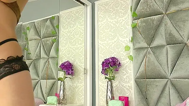 Miaa Grace  online show from April 15, 1:11 pm