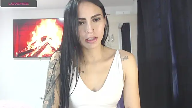 Linda  fiore online show from November 18, 10:00 pm