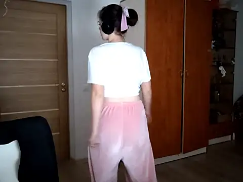 LouiseMarengo online show from November 25, 5:15 pm