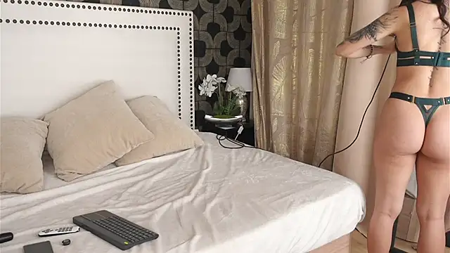 AlexaWhatson online show from March 21, 6:24 pm