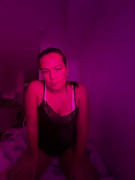 Sandrasnoww online show from August 6, 11:33 pm