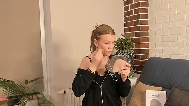 KarieBowery online show from November 27, 8:01 pm