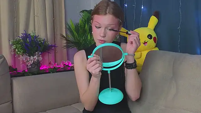 KarieBowery online show from December 4, 7:58 pm