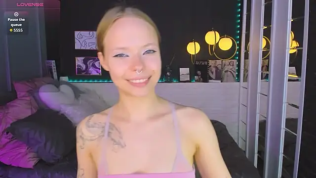 lucy loy online show from March 8, 4:00 pm