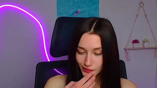 Stella XO online show from April 17, 7:05 pm