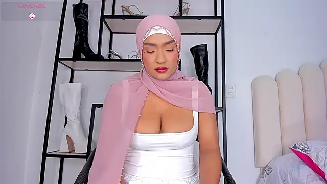 Amira-Zahra online show from July 28, 10:20 pm