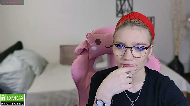 Megan Lora online show from December 5, 8:14 am