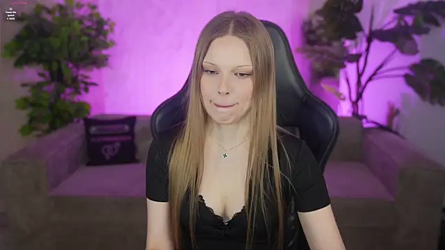 Charlotte Dreams online show from April 14, 2:39 pm