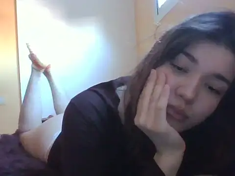 frutillitaaok  online show from March 23, 9:10 pm