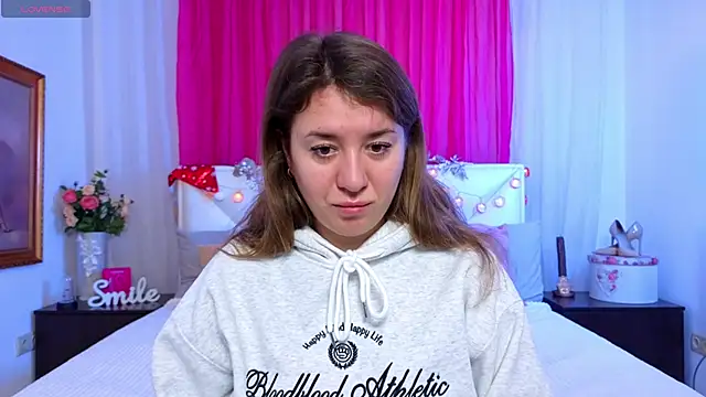 Leona Rae online show from December 19, 7:33 am