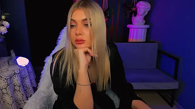 HyileyClark online show from April 15, 7:58 pm