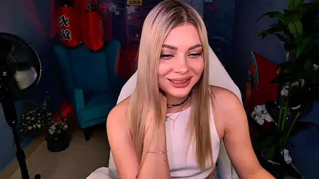 HyileyClark online show from March 15, 12:40 pm