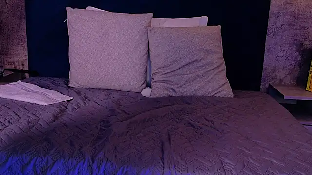 Mia Cullen online show from March 3, 6:36 pm