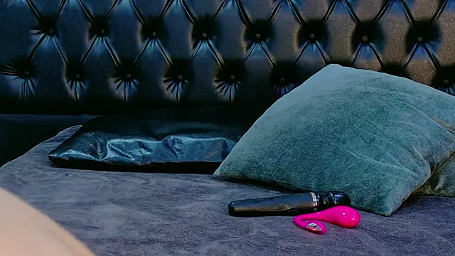 MilaDeRoux online show from April 3, 7:01 pm