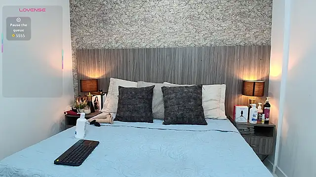 nicol alvarez online show from February 22, 11:11 am