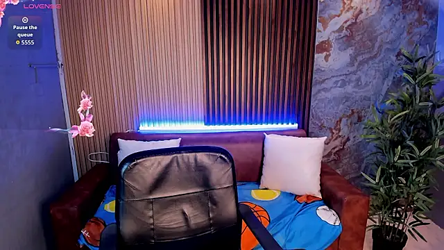 TiffanyHoustton online show from February 17, 1:10 pm