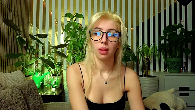 FlowweerGirl online show from December 15, 9:42 pm