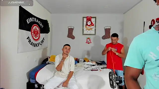 roomies  online show from December 21, 3:38 pm