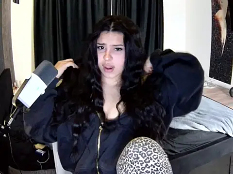 Nicole Pars online show from February 23, 5:12 pm