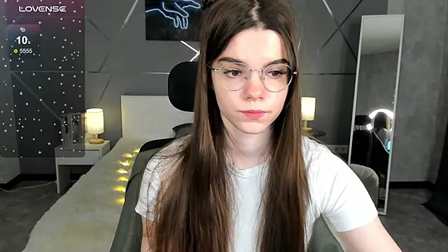 miss  evelyne online show from December 18, 1:32 am