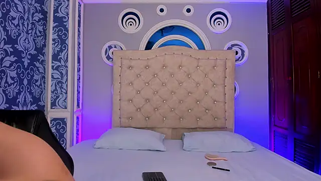 Beele and Evie online show from February 18, 7:57 pm