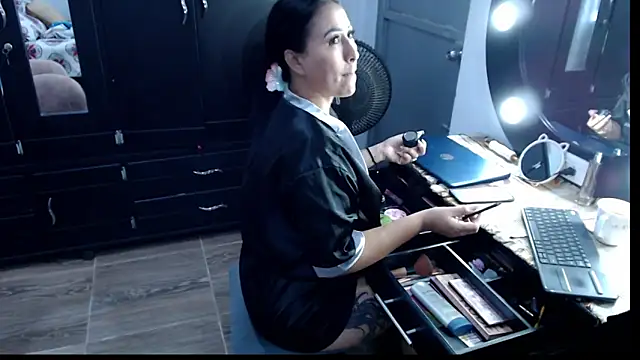 Naomy Mature online show from February 11, 12:17 pm