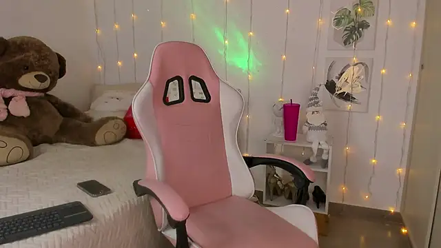 Lily Hiill7 online show from January 5, 6:33 pm