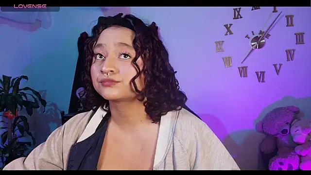 sofitabares  online show from December 19, 9:40 pm