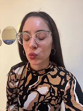 emeraldjimenezz online show from May 17, 8:19 pm