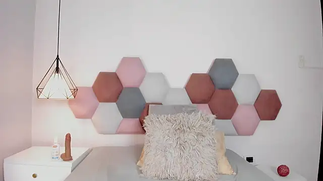 GahiaBelucci online show from April 8, 6:10 pm