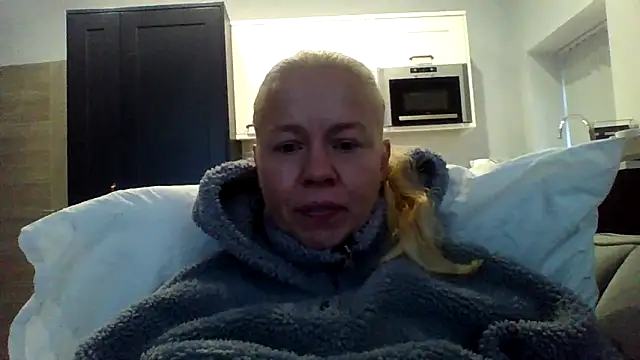 jennyblondeuk online show from April 2, 5:32 pm