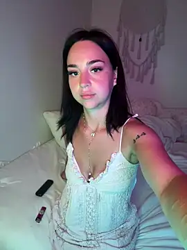 Tiffytooopretty online show from June 4, 7:13 am