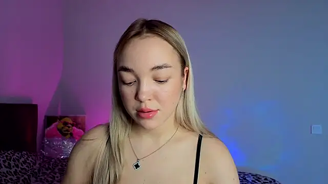 ChrissBerry online show from March 23, 3:34 am