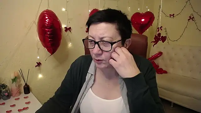 EmilyL0ve online show from February 5, 9:07 pm