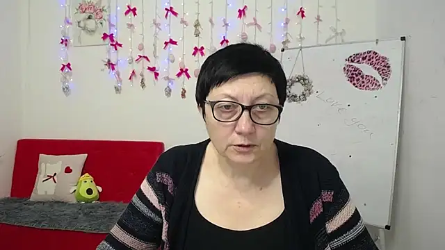 EmilyL0ve online show from April 10, 5:19 pm