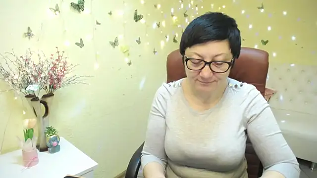 EmilyL0ve online show from April 26, 5:27 am