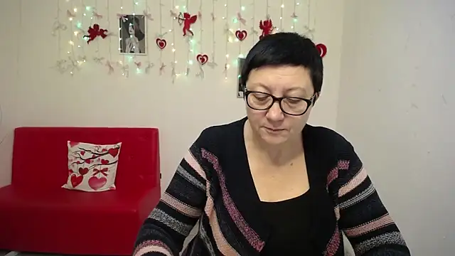 EmilyL0ve online show from February 9, 6:32 pm