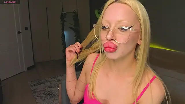 Luna Beverly online show from April 19, 8:11 pm