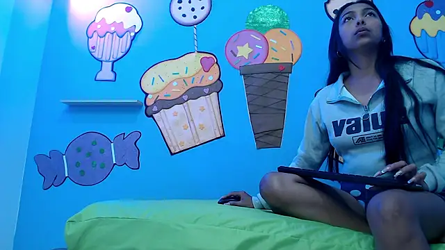 skinnysexzara18 online show from March 5, 2:07 am