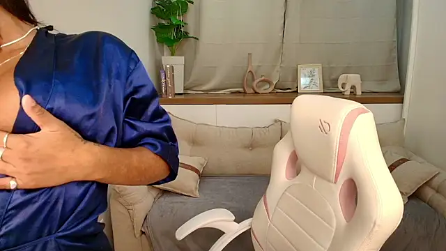 Paula Thomass online show from February 10, 7:50 pm